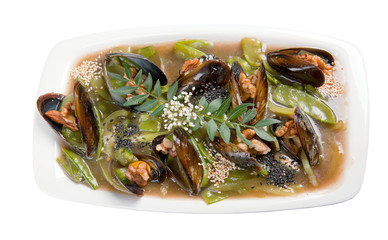 mussels with vegetable and nut