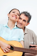 Frau spielt Gitarre für Mann