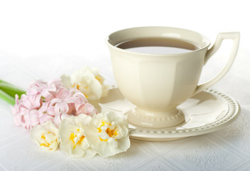Obraz na płótnie Canvas Bouquet of flowers and a cup of tea
