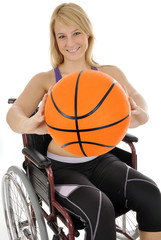 Junge Frau mit Basketball in Rollstuhl