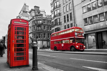Budka telefoniczna i czerwone autobusy w Londynie (Wielka Brytania) - 38435488