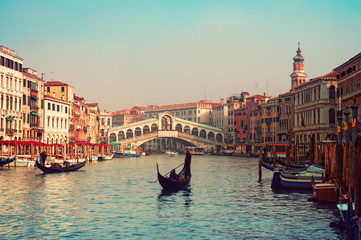 Obraz premium Rialto Bridge and gondolas in Venice.