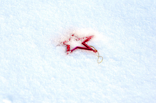 roter Stern im Schnee