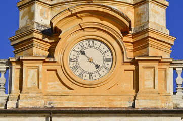 Orologio su torre campanaria di Superga