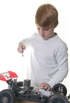 Junge mit Modellauto