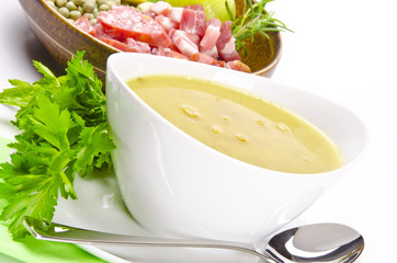 erbsensuppe und zutaten
