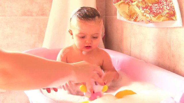 bambina fa il bagno con la mamma