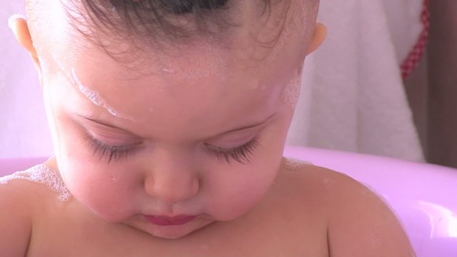 bambina fa il bagno con la mamma