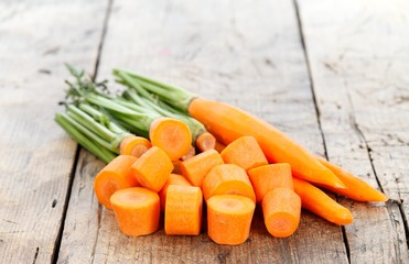 Obraz na płótnie Canvas Sliced and whole carrots