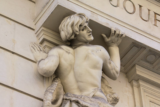 Paris architecture cariatide