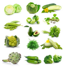 Satz frisches grünes Gemüse lokalisiert auf Weiß