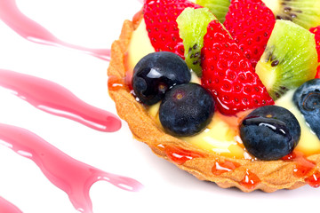 Custard tart with blueberries, kiwi and strawberries