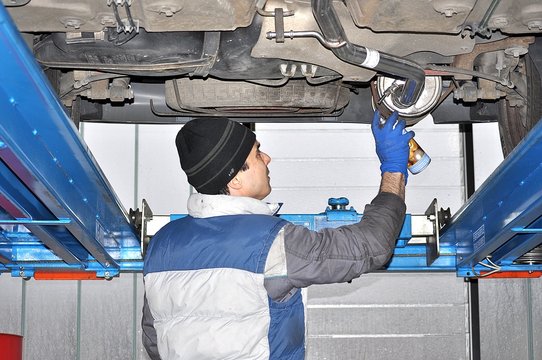Meccanico al lavoro
