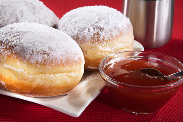 krapfen mit Puderzucker und Marmelade close up