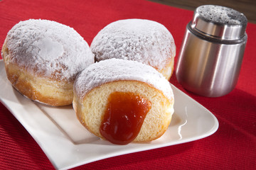 Krapfen mit Puderzucker und Marmelade Nahaufnahme