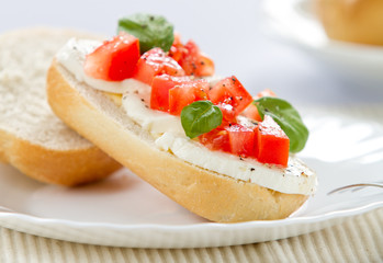 Baguette mit Tomate und Mozzarella