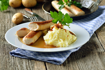 Bayerische gebratene Wollwürste mit Kartoffelpüree
