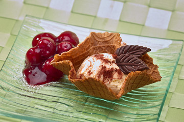 Eis in einer Waffel mit Fruechten