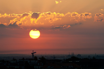 Sonnenaufgang über Berlin vom Teufelsberg gesehen
