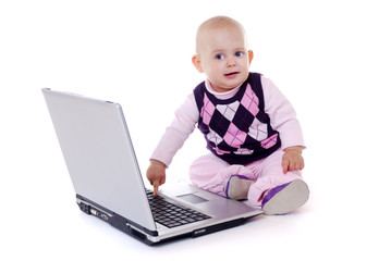 Baby mit Laptop