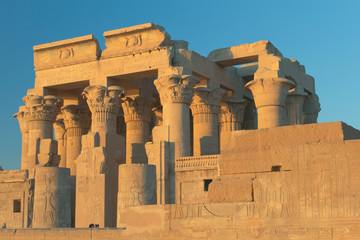 Temple de Kom Ombo dans la lumière du coucher du soleil ( Egypte )