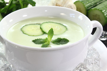 eisgekühlte Gurkensuppe mit Knoblauch