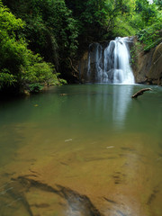 Fototapeta na wymiar Wodospad w parku narodowym (1)