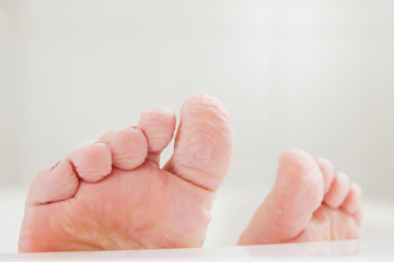 Füße auf dem Rand einer Badewanne