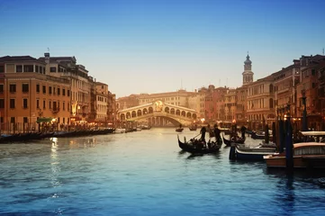 Poster Rialtobrücke und Gondeln in Venedig. © fazon