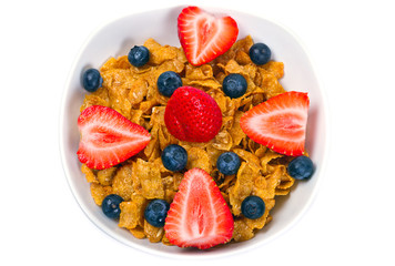 Healthy breakfast with corn flakes and fresh fruits
