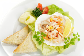 Krabbensalat mit Toast und Butter