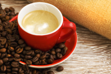 Caffè in tazza rossa e chicchi