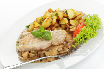Jägerschnitzel mit Bratkartoffeln
