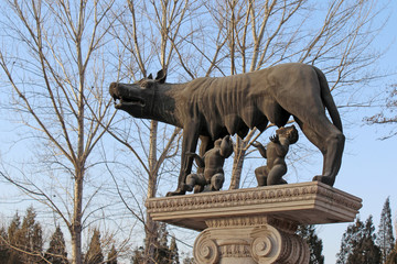 Капитолийская волчица кормящая Ромула и Рема в парке Мира,Пекин