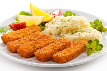 Fried fish fingers, mashed potatoes and vegetables