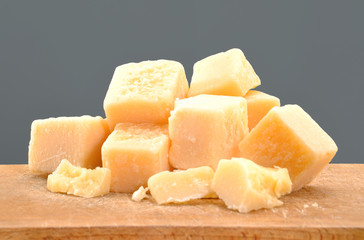 Trozos de queso parmesano.