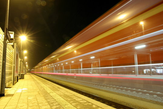 Zug f&auml;hrt vorbei