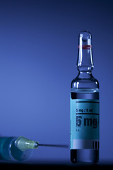 Ampulle mit Spritze