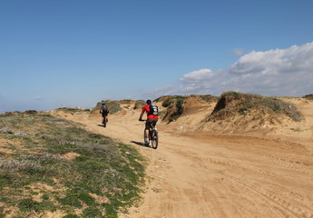 Obraz premium Young men are riding on mountain bicycles