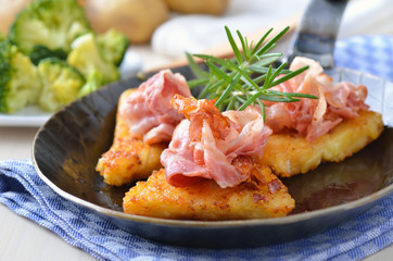 Kartoffelrösti mit Speck in der Servierpfanne