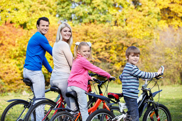 Obraz premium Family on bicycles