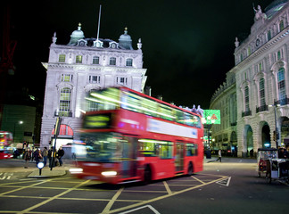 Obraz premium Picadilly circus de nuit - Londres (UK)