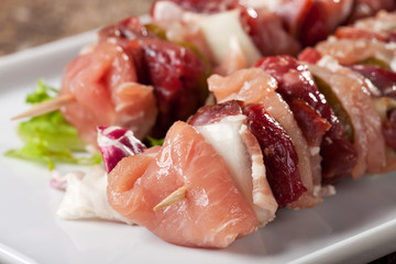 zwei rohe Schaschlikspieß auf einem weißen Teller