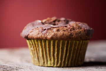 einzelner Muffin auf rotem Hintergrund