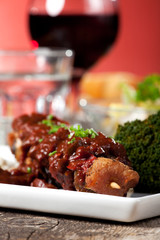 Schaschlikspieß mit Brokkoli auf einem weißen Teller