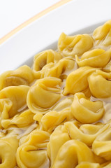 Tortellini in brodo, piatto tipico italiano, close-up