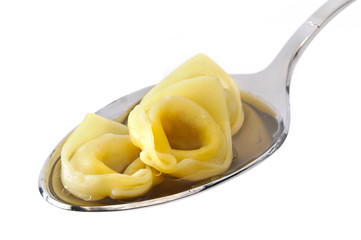 Tortellini in brodo sul cucchiaio