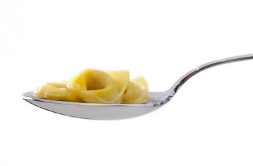 Tortellini in brodo sul cucchiaio