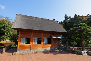 Naklejka premium wooden hut with tree and blue sky