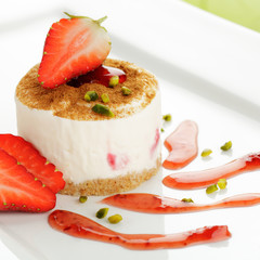 Frischkäsedessert mit Erdbeeren